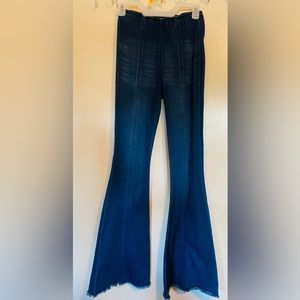 Small size. Top tight, bottom big, comfortable pants. Pants/jeans